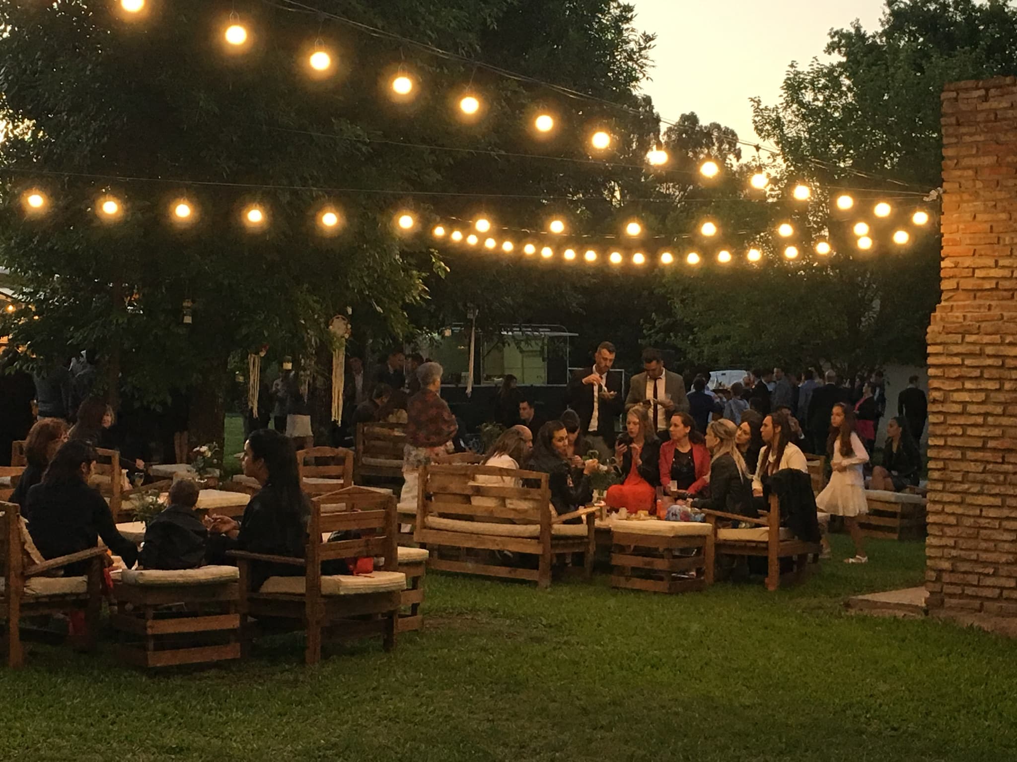 reunión en parque nocturno iluminado