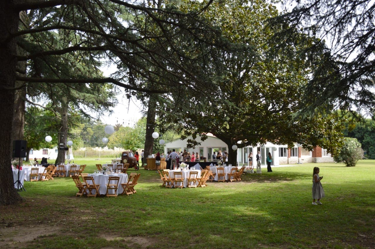 armado de mesas en parque