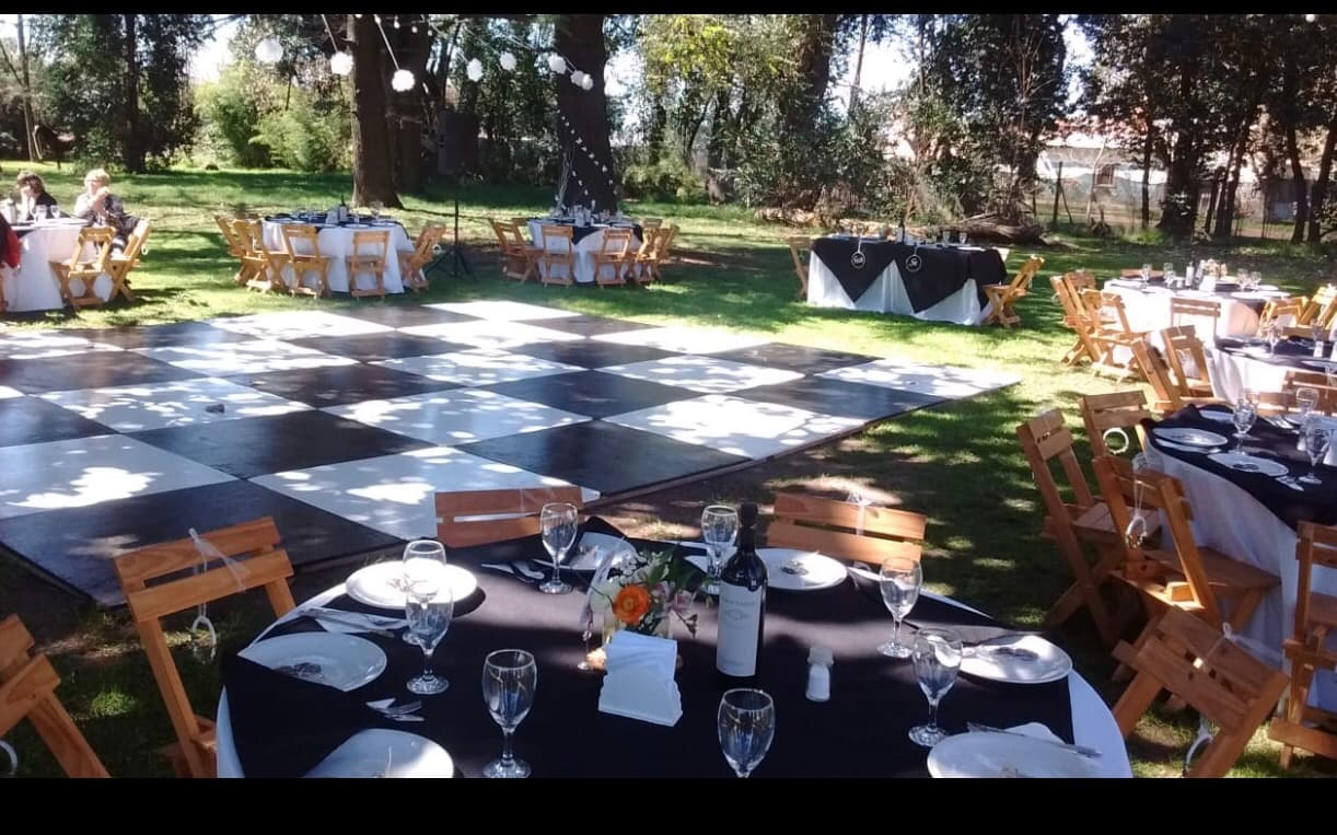 pista de baile rodeado de mesas