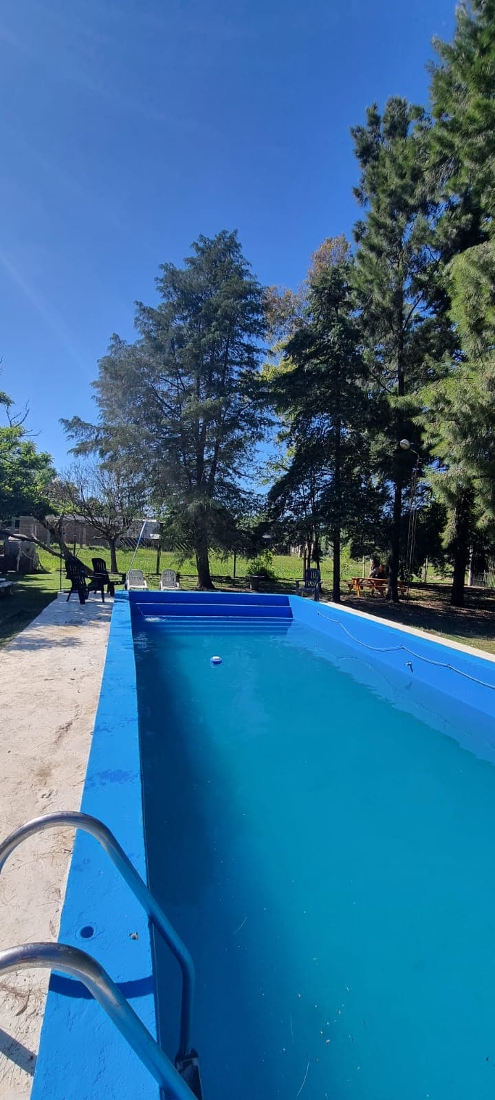 Pileta con parque amplio