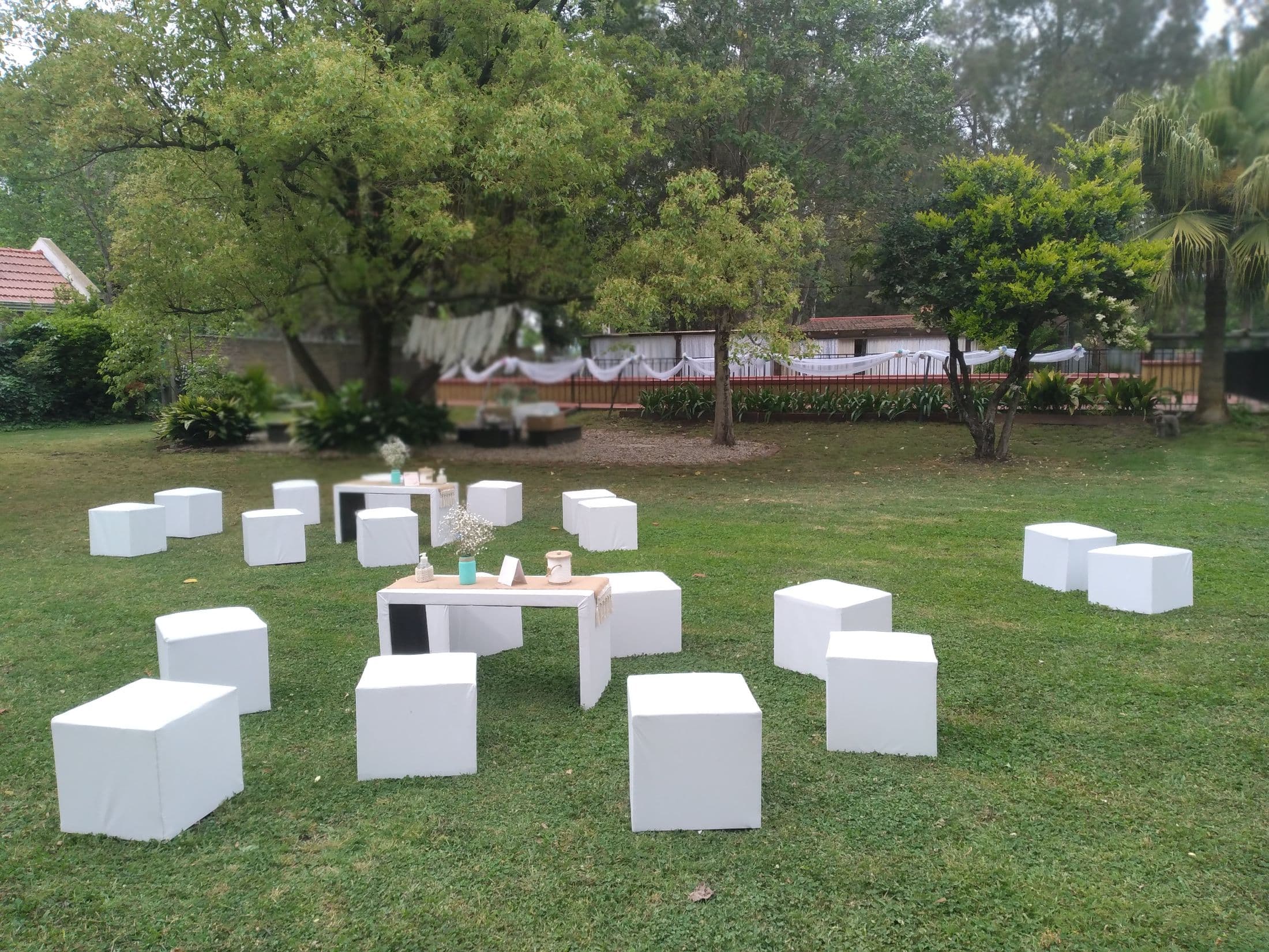 Juego de mesas y bancos evento en quinta al aire libre